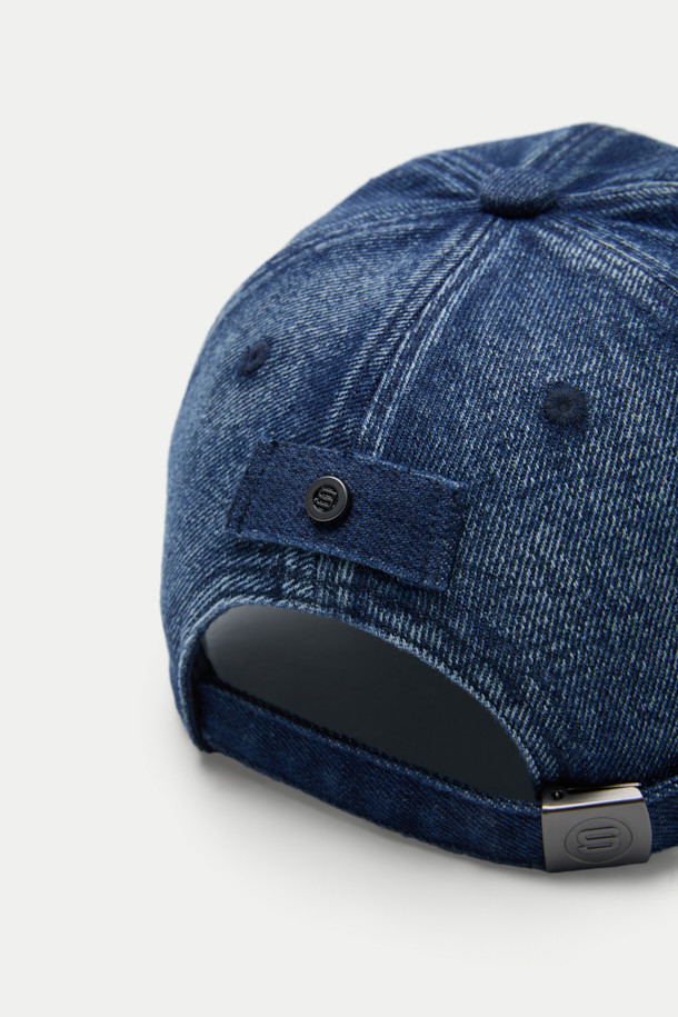 인디고 데님 볼캡은 캐주얼한 스타일을 즐기는 분들을 위한 아이템입니다. 데님 소재로 제작되어 빈티지한 무드를 연출하며, 자수 디테일이 포인트로 들어가 있습니다. 일상복에 편안하게 매치하여 산책룩을 완성하기 좋습니다. 사이즈 조절 기능과 흡습 기능으로 편안한 착용감을 선사하며, 리벳과 버클 장식이 디자인의 완성도를 높입니다.
