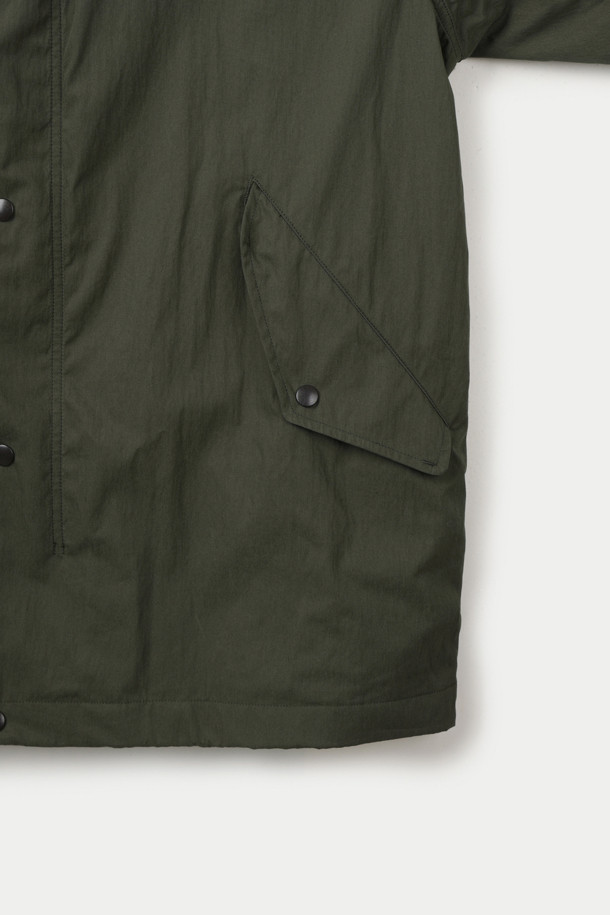 SAGE DE CRET (사지 드 크레) 코튼 트윌 타입라이터 파카는 남성용 아우터로, 봄, 가을에 착용하기 좋습니다. 밀리터리, 캐주얼 무드를 동시에 느낄 수 있으며, 숏 기장의 무지 파카입니다. 부드러운 촉감의 면, 나일론 혼방 소재로 제작되었으며, 오버핏으로 편안하게 착용 가능합니다. 후드 및 허리, 밑단 스트링 조절, YKK 지퍼, 소매 밴딩, 사이드 포켓 등의 디테일로 실용성을 더했습니다. 동네 마실룩, 산책룩, 가을 나들이룩 등 다양한 TPO에 캐주얼, 미니멀, 워크웨어 스타일로 연출해보세요.
