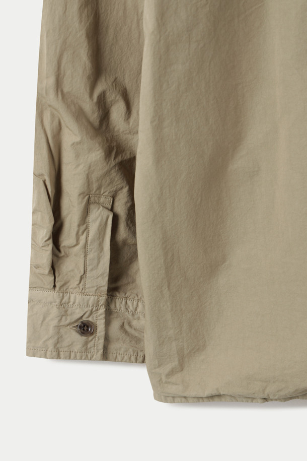 SAGE DE CRET (세이지 드 크레) 코튼 트윌 타입라이터 셔츠 재킷입니다. 봄, 가을에 어울리는 베이지 컬러의 남성 셔츠 재킷으로, 클래식과 미니멀 스타일을 모두 만족시킵니다. 부드러운 촉감의 면 소재로 제작되었으며, 얇은 두께감으로 편안하게 착용 가능합니다. 오버핏과 루즈핏으로 디자인되어 편안한 착용감을 선사하며, 데이트룩, 카페룩 등 다양한 TPO에 활용하기 좋습니다. 패치 포켓, 가슴 포켓, 커프스 단추, 라운드 밑단, 앞뒤 길이 차이, 고밀도 제직 등의 디테일이 돋보입니다.
