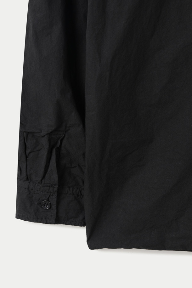 SAGE DE CRET(사지 드 크레) 코튼 트윌 타입라이터 셔츠 재킷은 미니멀하고 클래식한 스타일을 추구하는 남성을 위한 아우터입니다. 부드러운 촉감의 면 소재로 제작되었으며, 봄, 가을에 착용하기 적합합니다. 블랙 컬러의 무지 디자인에 오버핏 또는 루즈핏으로 편안하게 연출할 수 있습니다. 셔츠형 코트 타입으로, 얇은 두께감과 긴 소매 기장이 특징입니다. 패치 포켓, 가슴 포켓, 커프스 단추, 라운드 밑단, 앞뒤 기장 차이 등의 디테일로 완성도를 높였습니다. 출근룩이나 비즈니스 캐주얼 스타일에도 잘 어울립니다.
