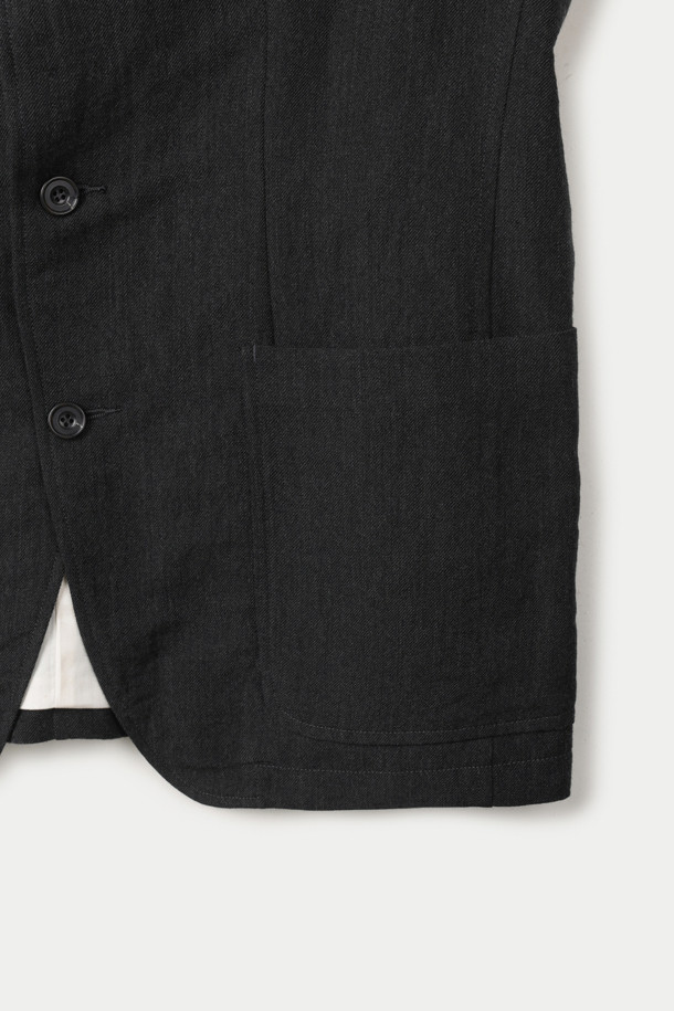 SAGE DE CRET(사쥬 드 크레) 울/린넨 Serge 테일러드 재킷은 남성을 위한 클래식과 빈티지 무드를 담은 아우터입니다. 다크 그레이 컬러의 무지 패턴으로, 오피스룩, 비즈니스 캐주얼, 모임룩 등 다양한 TPO에 활용하기 좋습니다. 울과 린넨 혼방 소재로 제작되어 부드러운 촉감과 드라이한 질감을 제공하며, 봄/가을 시즌에 적합합니다. 얇은 두께감에 오버핏으로 제작되어 편안한 착용감을 선사하며, 3버튼 여밈 방식과 코튼 안감, 텀블링 가공, 자연스러운 광택 디테일이 돋보입니다. 클래식, 미니멀, 시크 스타일을 즐기는 분들께 추천합니다.
