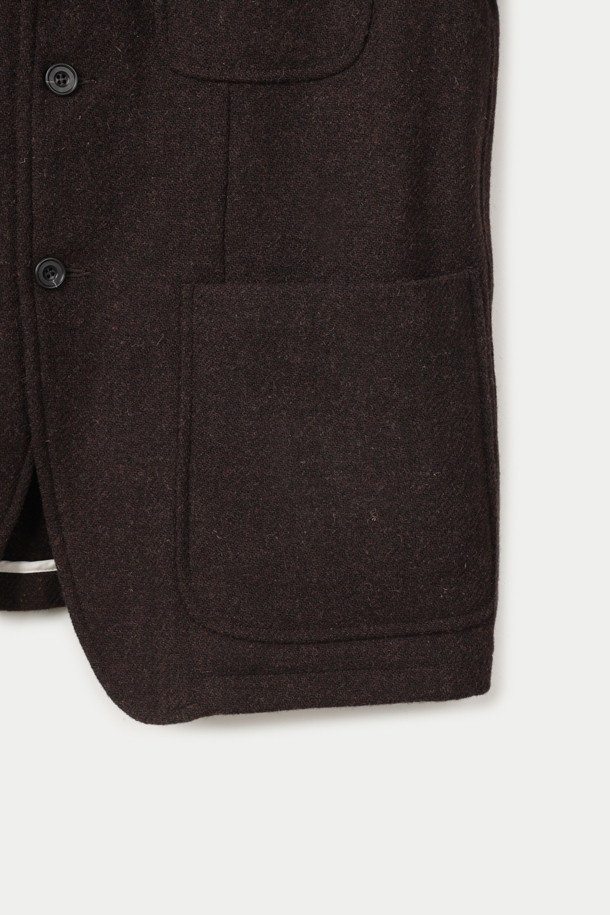 세이지 드 크레(SAGE DE CRET) 해리스 트위드 테일러드 재킷은 클래식하고 우아한 스타일을 추구하는 남성을 위한 아우터입니다. 브라운 컬러의 부드러운 울 소재에 해리스 트위드 패턴을 더해 고급스러운 분위기를 자아냅니다. 가을과 겨울 시즌, 오피스룩, 비즈니스 캐주얼, 모임룩 등 다양한 TPO에 활용하기 좋습니다. 오버핏 실루엣과 싱글 버튼 여밈, 패치 포켓 디테일이 특징이며, 오프화이트 파이핑 테이프 마감과 가먼트 워싱 가공으로 완성도를 높였습니다. 미니멀하고 시크한 스타일을 선호하는 분들께 추천합니다.
