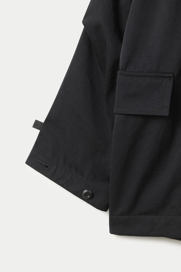 다이와 피어 39 테크 루즈 2B 재킷은 봄, 가을에 착용하기 좋은 남성용 자켓입니다. 블랙 컬러의 무지 디자인으로 밀리터리 및 베이직 스타일을 연출하며, 넉넉한 루즈핏으로 편안한 착용감을 선사합니다. 
투웨이 칼라, 센터 버튼 여밈, 슬리브 턱 디테일, 소맷단 1버튼, 빅 포켓, 메쉬 포켓, 메쉬 안감 등의 디테일이 특징이며, 탄탄한 촉감으로 튼튼하게 제작되었습니다.
출근룩과 모임룩에 활용하기 좋으며, 클래식, 미니멀, 캐주얼 스타일을 즐겨 입는 분들께 추천합니다. 긴 소매 기장과 레귤러 기장으로 다양한 스타일 연출이 가능합니다.
