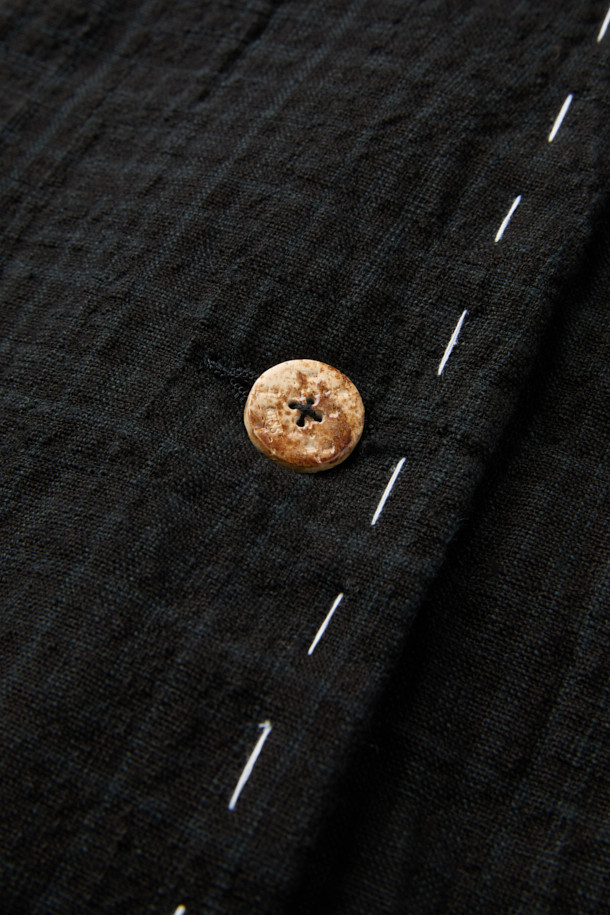 CHIAHUNG SU (치아홍 수) 핸드 우븐 다이드 패치워크 로잉 재킷은 가을, 겨울 시즌에 어울리는 모던 스타일의 아우터입니다. 블랙 컬러의 레귤러핏 재킷으로, 핸드다잉 염색 기법으로 제작된 패치워크 디자인이 특징입니다. 유기농 면 60%, 유기농 울 30%, 유기농 린넨 10%의 혼방 소재로 제작되어 편안한 착용감을 선사합니다. 1960년대 일본 나고야 빈티지 기모노 원단을 안감으로 사용하여, 클래식, 미니멀, 시크 스타일을 연출하기 좋습니다. 데이트룩, 모임룩, 비즈니스 캐주얼에 활용하기 좋은 아이템입니다.
