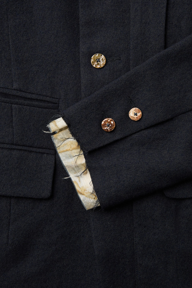 CHIAHUNG SU (치아홍 수) 핸드 우븐 & 다이드 플리팅 라이트 블레이저는 오가닉 울 100% 소재로 제작되어 부드러운 촉감을 선사합니다. 아이치 지역 원사로 염색한 블랙 컬러의 모던한 무드가 돋보이며, 핸드위빙 기법과 플리팅 디테일이 특징입니다. 봄, 가을 시즌에 활용하기 좋은 크롭 기장의 싱글 버튼 레귤러핏 블레이저로, 오피스룩, 비즈니스 캐주얼, 모임룩 등 다양한 TPO에 활용 가능한 아이템입니다. 클래식, 미니멀, 시크 스타일에 매치하여 세련된 스타일을 연출해보세요. 얇은 두께감으로 편안하게 착용할 수 있으며, 긴 소매 디자인으로 포멀한 분위기를 더합니다.
