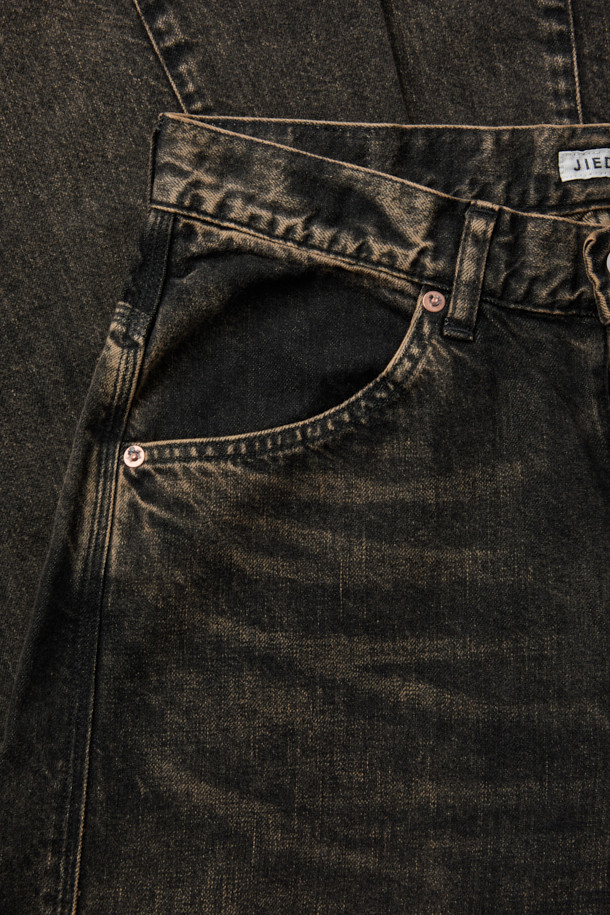 JIEDA(지에다) 유즈드 3D 워크 데님 팬츠는 남성용 데님 팬츠입니다. 브라운 컬러의 워싱 데님 소재로 제작되었으며, 사계절 내내 착용하기 좋습니다. 입체적인 3D 패턴, 사이드 심 비틀림, 트리플 스티치 디테일, 허리 히게(주름) 가공이 특징이며, 짧은 밑위와 슬림한 허리 라인으로 세련된 핏을 연출합니다. 와이드핏으로 편안하면서도 스트릿, 캐주얼, 미니멀 스타일을 소화하며 데이트룩, 모임룩으로 활용하기 좋습니다.
