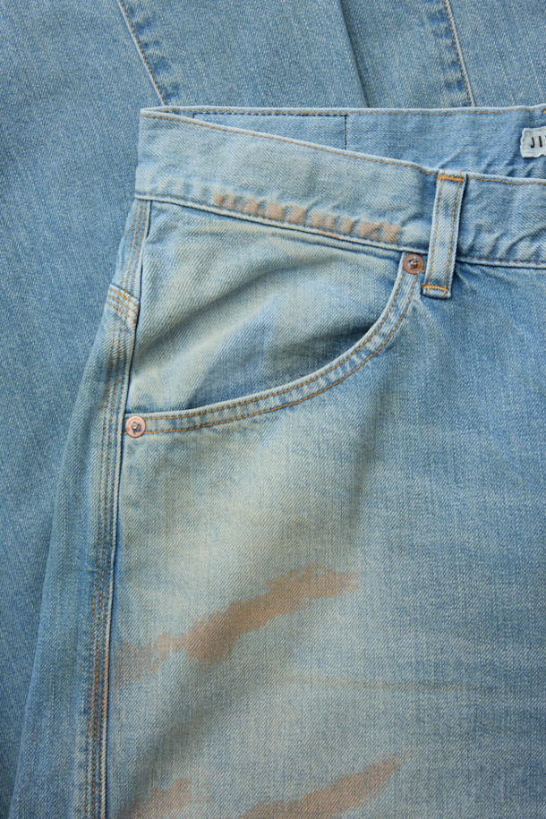 JIEDA(지에다) 유즈드 3D 워크 데님 팬츠는 남성용 데님 팬츠입니다. 블루 컬러의 데님 소재로 제작되었으며, 봄, 여름, 가을 계절에 착용하기 좋습니다. 와이드핏으로 캐주얼, 스트릿 스타일을 연출하기 좋으며, 입체적인 3D 패턴과 사이드 심 비틀림 디자인이 특징입니다. 짧은 밑위와 슬림한 허리라인, 히게(주름) 가공, 트리플 스티치 디테일이 돋보입니다. 데이트룩, 모임룩, 캐주얼, 스트리트, 미니멀 스타일 연출에 활용할 수 있습니다.
