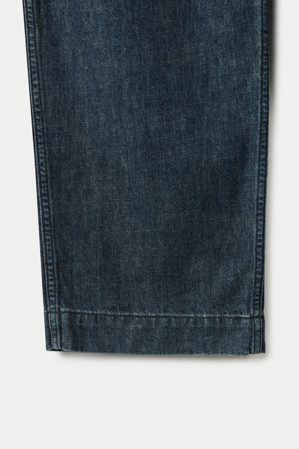 SAGE DE CRET (사지 드 크레) 데님 싱글 플리츠 와이드 팬츠는 클래식과 캐주얼 스타일을 모두 아우르는 남성용 데님 팬츠입니다. 인디고 컬러의 데님과 린넨 혼방 소재로 제작되어 봄, 여름 시즌에 시원하고 편안하게 착용할 수 있습니다. 루즈핏과 와이드 핏으로 트렌디한 실루엣을 연출하며, 플리츠 디테일이 특징입니다. 버튼과 지퍼 여밈, 양 사이드 포켓, 가먼트 워싱 처리, 넓은 시접 디테일 등 섬세한 디테일이 돋보입니다. 데이트룩, 쇼핑룩 등 다양한 TPO에 미니멀한 스타일로 활용하기 좋습니다.
