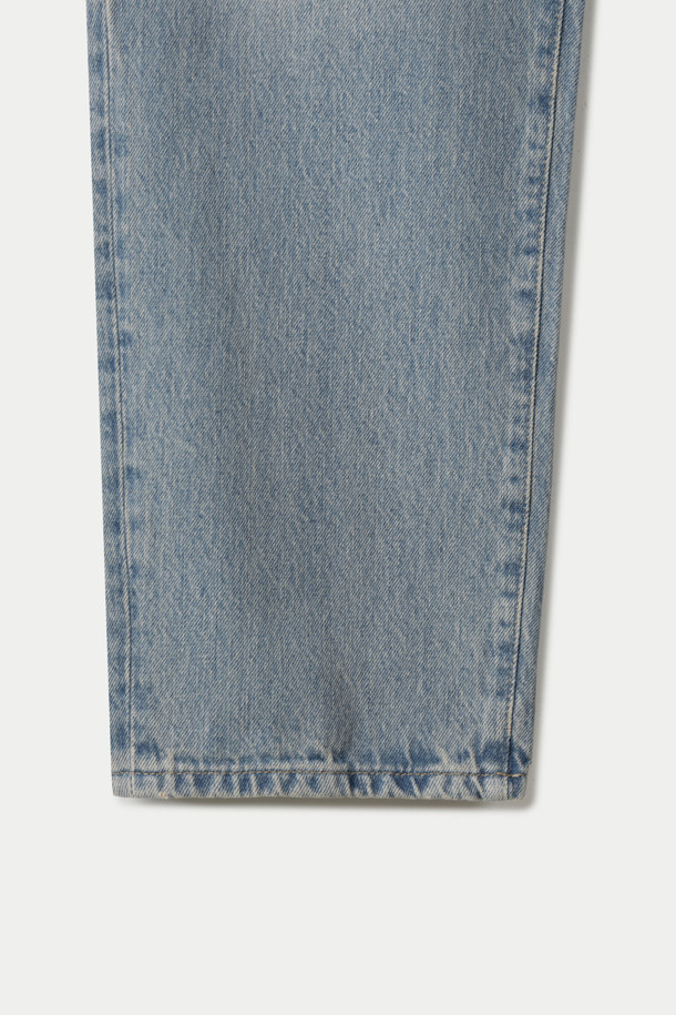 WOODBIRD(우드버드) Leroy 던 더스트 데님은 남성용 데님 팬츠입니다. 연청 컬러의 무지 디자인으로, 봄, 여름, 가을에 착용하기 좋습니다. 부드러운 촉감의 데님 소재에 루즈핏과 테이퍼드 핏을 더하여 편안하면서도 스타일리시한 핏을 연출합니다. 5포켓 디자인과 버튼과 지퍼 플라이 여밈, 은은한 솔기 디테일, 우드버드 로고 백 패치로 포인트를 더했습니다. 데이트룩, 쇼핑룩 등 데일리룩에 활용하기 좋으며, 클래식, 미니멀, 캐주얼 스타일을 모두 소화할 수 있습니다.
