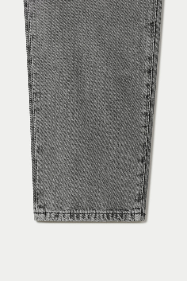 WOODBIRD(우드버드) Leroy(레로이) 애쉬 그레이 데님 팬츠는 미니멀하고 클래식한 스타일을 추구하는 당신을 위한 데일리 아이템입니다. 부드러운 촉감의 데님 소재로 제작되어 사계절 내내 편안하게 착용 가능하며, 루즈핏과 테이퍼드 핏의 조화로 트렌디한 실루엣을 선사합니다. 애쉬 그레이 컬러는 어떤 상의와도 자연스럽게 어울려 다양한 스타일을 연출할 수 있습니다. 5포켓 디자인과 버튼, 지퍼 플라이 여밈, 은은한 솔기 디테일, 우드버드 로고 백 패치가 돋보이며, 동네 마실룩이나 쇼핑룩 등 캐주얼한 상황에 적합합니다.
