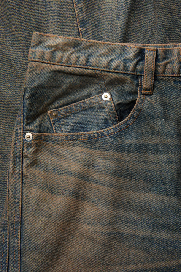 NVRFRGT(엔브이에프알지티) 3D 트위스티드 와이드 레그 데님 팬츠는 남성을 위한 캐주얼 스타일의 데님 팬츠입니다. 14oz 슬럽 방적사 인디고 데님 소재에 빈티지 워싱 가공을 더해 자연스러운 멋을 연출하며, 3D 패턴 메이킹과 입체 재단으로 편안한 루즈핏을 제공합니다. 뻣뻣한 촉감과 두꺼운 두께감으로 사계절 착용 가능하며, 데이트룩과 출근룩 등 다양한 TPO에 활용 가능합니다. 이중 사이드 솔기 디테일이 돋보이는 미니멀하고 클래식한 디자인의 와이드 팬츠입니다.
