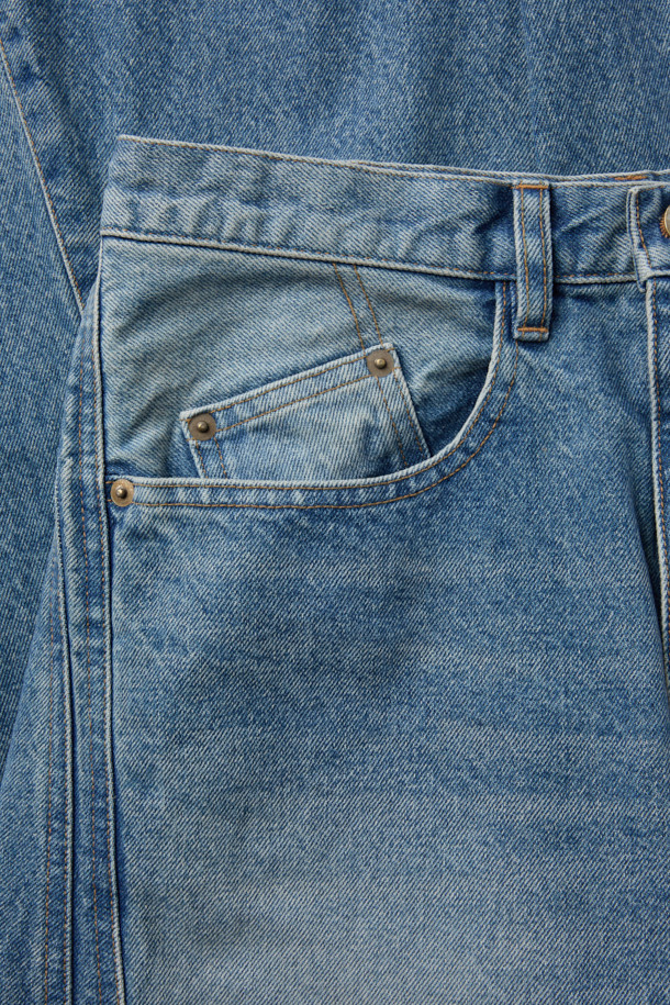 NVRFRGT(엔브이에프알지티) 3D 트위스티드 와이드 레그 데님 팬츠는 남녀 모두 착용 가능한 캐주얼 스타일의 데님 팬츠입니다. 14oz 슬럽 방적사 인디고 데님 소재에 빈티지 워싱 가공을 더해 자연스러운 멋을 살렸으며, 3D 패턴 메이킹과 입체 재단으로 편안한 착용감을 제공합니다. 와이드핏으로 트렌디함을 더하고, 두께감 있는 데님 소재와 뻣뻣한 촉감으로 묵직한 실루엣을 연출합니다. 데이트룩, 출근룩 등 다양한 TPO에 활용 가능한 매력적인 아이템입니다.
