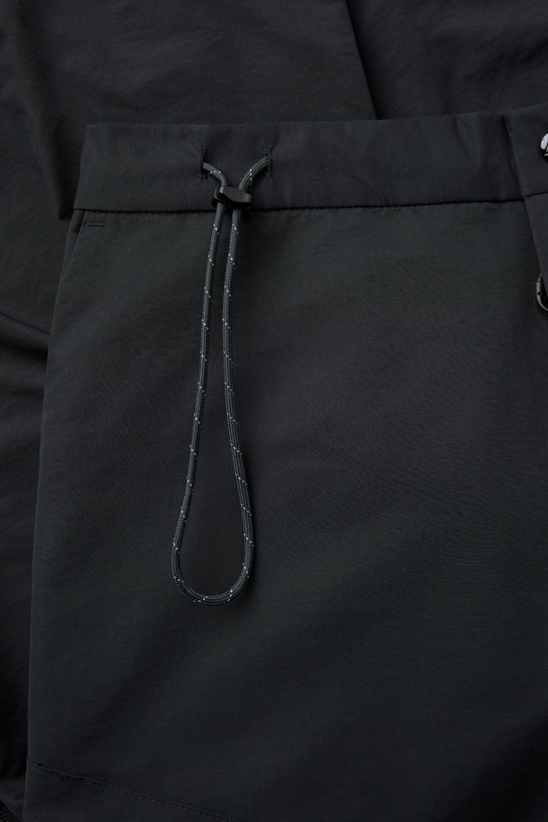 CMF 코드 팬츠는 아웃도어 활동과 일상생활 모두에 적합한 레귤러핏 긴바지입니다. 면과 나일론 혼방 소재로 제작되어 편안한 착용감과 내구성을 제공합니다. 허리에는 코드 스트링이 2개 내장되어 있으며, 밑단 스트링으로 핏 조절이 가능합니다. 블랙 컬러의 무지 디자인으로, 캐주얼 및 스포티 스타일을 연출하기 좋습니다. 사이드 포켓과 허벅지 패치 포켓이 있어 실용성을 더했습니다.
