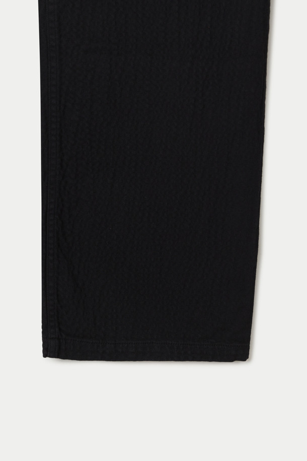 HOMECORE(홈코어) 범피 팬츠는 남성을 위한 캐주얼 슬랙스입니다. 부드러운 코튼과 엘라스틴 혼방 소재로 제작되어 사계절 내내 편안하게 착용할 수 있습니다. 레귤러 핏에 테이퍼드 디자인으로 세련된 핏을 연출하며, 블랙 컬러와 무지 패턴으로 어떤 상의에도 잘 어울립니다. 비건 가죽끈 디테일과 밴딩 허리, 신축성 있는 소재로 활동성을 높였으며, 롤업하여 다양한 스타일을 연출할 수 있습니다. 출근룩, 데이트룩 등 미니멀하고 캐주얼한 스타일을 선호하는 분들께 추천합니다.
