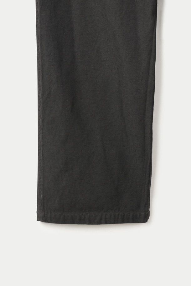 INNAT 43 카고 트라우저는 M-43 밀리터리 팬츠를 재해석하여 제작된 남성용 카고 팬츠입니다. 블랙 컬러의 백 새틴 소재로 제작되어 사계절 내내 착용 가능하며, 일상 및 밀리터리 스타일을 모두 소화할 수 있습니다. 레귤러핏으로 편안한 착용감을 제공하며, 가스 플랩 디테일과 대형 카고 포켓이 특징입니다. 이중 벨트 루프 구조와 식물성 하이브리드 염색, 천연 색소를 사용하여 워크웨어, 클래식, 캐주얼 스타일을 연출하기 좋습니다. 여행룩과 가을 나들이룩에 활용하여 스타일리시함을 더해보세요.
