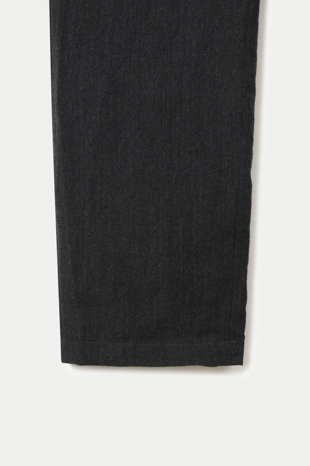 SAGE DE CRET (세이지 드 크레) 울/린넨 Serge 테이퍼드 팬츠는 남성용 바지로, 봄과 가을에 착용하기 적합합니다. 블랙, 차콜 컬러로 출시되었으며, 우아하고 모던하며 클래식한 스타일을 연출합니다. 울과 린넨 혼방 소재로 제작되어 부드러운 촉감을 자랑하며, 얇은 두께감으로 편안한 착용감을 선사합니다. 하이라이즈 디자인에 뒷밴딩 처리, 무릎 부분 안감 처리가 되어있으며, 텀블링 가공을 통해 자연스러운 광택을 더했습니다. 오피스룩, 비즈니스 캐주얼, 모임룩 등 다양한 TPO에 매치하여 클래식하고 미니멀하며 시크한 스타일을 완성해보세요.
