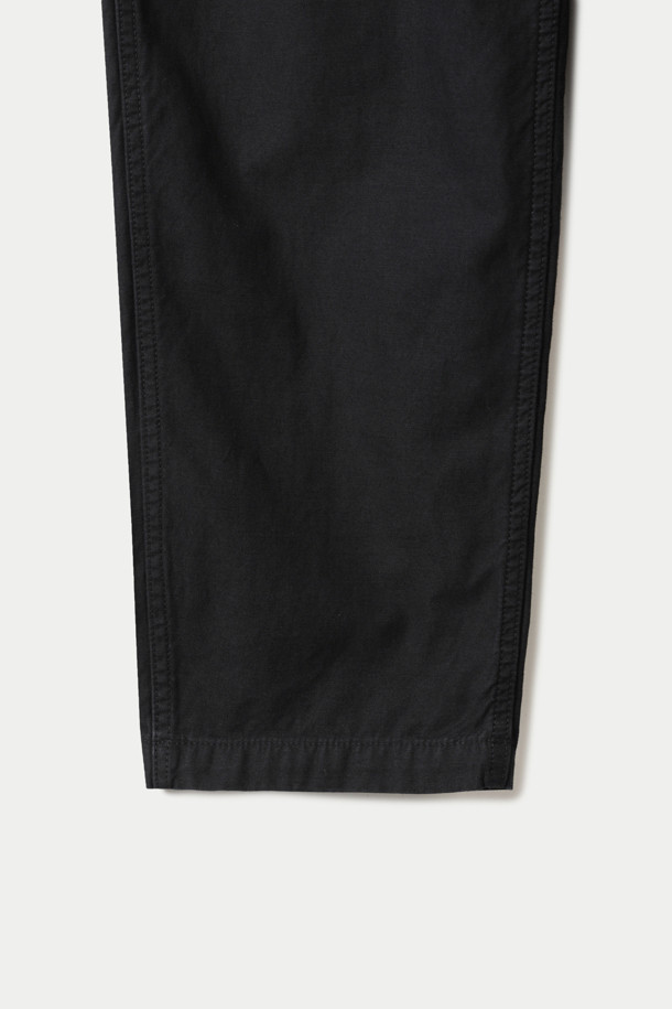 SAGE DE CRET(사지 드 크레) 코튼/린넨 백 새틴 페그탑 싱글 플리츠 카고 팬츠는 남성용 바지로, 봄과 여름에 착용하기 좋습니다. 블랙 컬러의 얇은 두께감으로 부드러운 촉감을 선사하며, 밀리터리 및 캐주얼 스타일을 동시에 연출할 수 있습니다. 허리 밴딩과 하이라이즈 디자인, 원턱, 페그탑, 싱글 플리츠 디테일이 돋보이며, 카고 포켓과 플랩 포켓으로 실용성을 더했습니다. 백새틴 원단 특유의 매트한 질감이 특징이며, 동네 마실룩, 여행룩, 캠핑룩 등 다양한 TPO에 활용 가능합니다.
