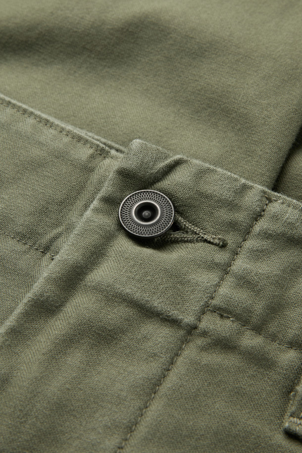 나이젤 카본 아미 카고 팬츠는 남성을 위한 밀리터리 스타일의 카고 팬츠입니다. 카키와 올리브 두 가지 색상으로 제공되며, 사계절 착용이 가능합니다. M-51 밀리터리 팬츠 디자인을 바탕으로 제작되었으며, 여섯 개의 플랩 포켓과 허벅지 부위 포켓 디테일이 특징입니다. 턱(tuck) 디테일과 밀리터리 스타일 버튼 및 스냅으로 클래식한 밀리터리 무드를 더했습니다. 레귤러핏의 백사틴 소재로 제작되어 출근룩, 캠핑룩 등 다양한 TPO에 활용 가능하며, 클래식, 워크웨어, 캐주얼 스타일을 연출하기 좋습니다.
