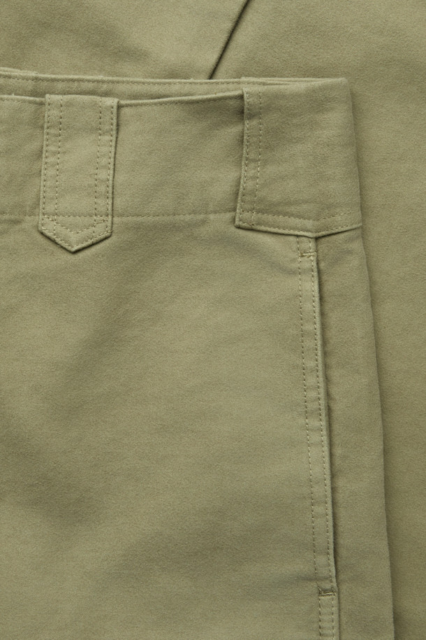 NIGEL CABOURN (나이젤 카본) 워크 수트 몰스킨 트라우저는 남성용 바지로, 가을과 겨울에 어울리는 두꺼운 두께감의 루즈핏 긴바지입니다. 베이지 컬러의 몰스킨 소재로 제작되어 부드러운 촉감과 여유로운 핏을 제공하며, 착용할수록 자연스러운 주름과 에이징 효과를 즐길 수 있습니다. 클래식하고 밀리터리 스타일을 결합한 디자인은 출근룩이나 비즈니스 캐주얼에 적합하며, 워크웨어와 미니멀 스타일 연출에도 용이합니다. 군복에서 영감을 얻은 디자인으로, 독특한 분위기를 자아냅니다.
