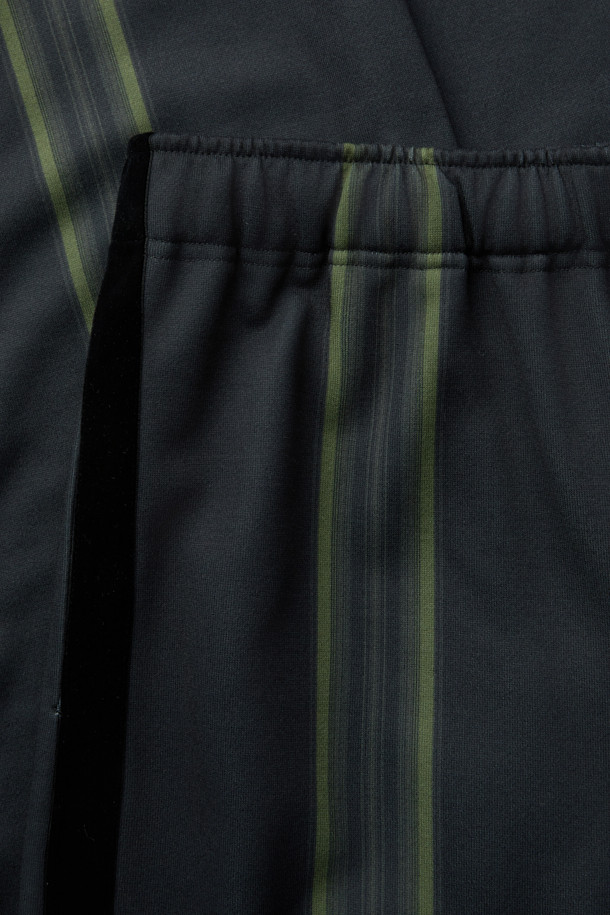 MIDTHINGS (미드띵스) 스트라이프 트랙 팬츠는 스포티한 무드의 루즈핏 긴바지입니다. 블랙과 그린 두 가지 색상으로 출시되었으며, 흡수 및 속건 기능의 폴리에스테르 소재로 제작되어 편안한 착용감을 제공합니다. 안감은 기모 처리되어 부드러운 촉감을 더했으며, 밴딩 및 드로스트링 디자인으로 이지핏을 연출합니다. 집콕룩, 피트니스룩, 러닝룩 등 다양한 TPO에 활용 가능하며, 캐주얼 및 스트리트 스타일을 즐기는 분들께 추천합니다.
