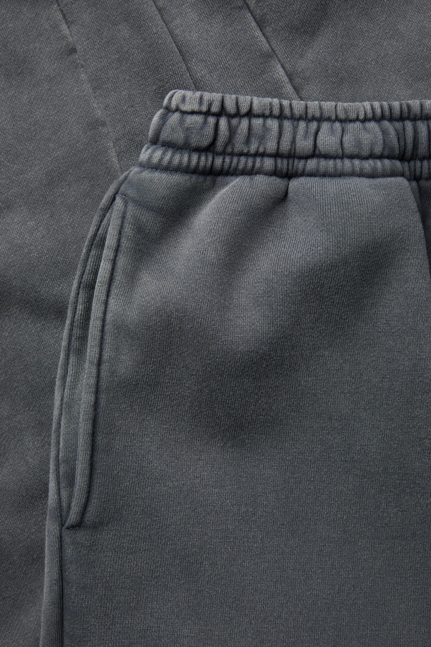 NANGA(난가) 헤이븐 스웻 팬츠는 빈티지 스타일의 루즈핏 스웻 팬츠입니다. 그레이 컬러의 무지 디자인으로, 집콕룩이나 산책, 가벼운 외출 시 캐주얼하고 미니멀한 스타일을 연출하기 좋습니다. 면 소재로 제작되어 편안한 착용감을 선사하며, 밴딩 처리로 활동성을 높였습니다. 피그먼트 염색 기법으로 은은한 멋을 더했으며, SVTAW25802GYX 모델과 셋업으로도 활용 가능합니다. 세탁 시에는 변색을 방지하기 위해 단독 세탁을 권장합니다.
