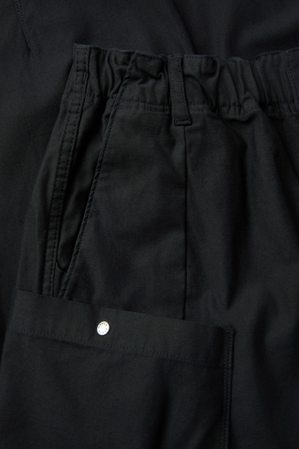 NANGA(낭가) 백 사틴 이지 카고 팬츠는 부드러운 촉감의 백 사틴 원단을 사용하여 편안한 착용감을 선사합니다. 바이오 워싱 처리로 자연스러운 멋을 더했으며, 릴랙스 핏에 테이퍼드 실루엣으로 트렌디한 스타일을 연출합니다. 무릎 다트, 플리츠 디테일, 스트링, 사이드 포켓, 뒷주머니, 카고 포켓 등 실용적인 디테일이 돋보이며, 자수 로고로 포인트를 더했습니다. 캐주얼, 미니멀, 워크웨어 스타일을 즐겨 입는 분들에게 출근룩, 여행룩으로 모두 활용 가능한 사계절 필수 아이템입니다.
