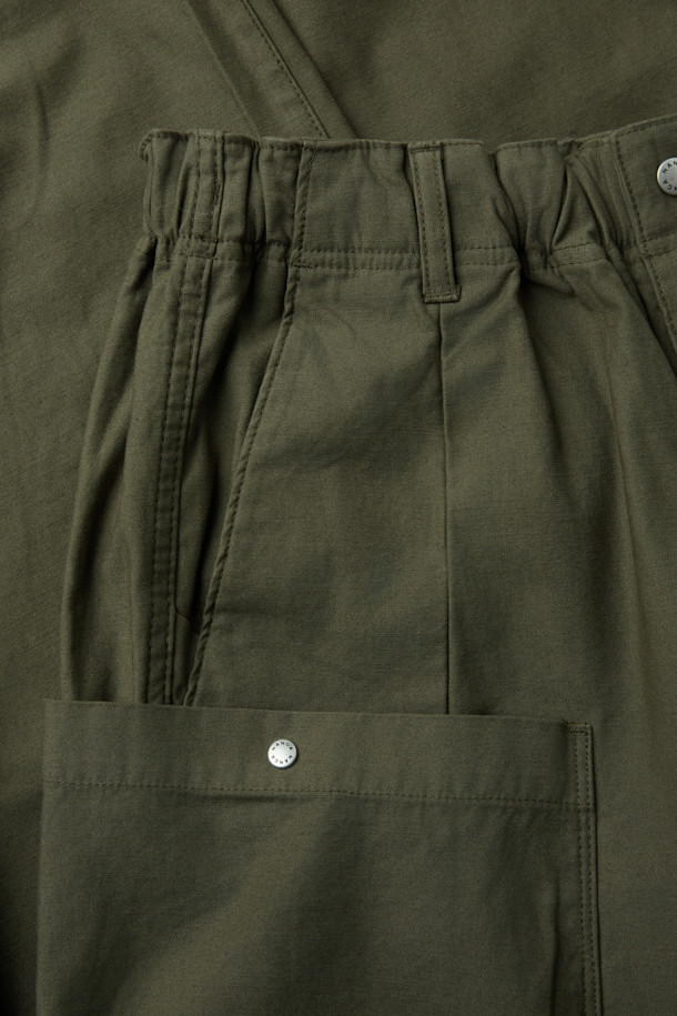 **낸가(NANGA) 백 사틴 이지 카고 팬츠**는 릴랙스 핏으로 편안한 착용감을 선사합니다. 부드러운 촉감의 백 사틴 면 소재에 바이오 워싱 가공을 더해 자연스러운 멋을 살렸습니다. 허리 스트링과 밴딩 처리로 활동성을 높였으며, 무릎 다트 디자인으로 편안함을 더했습니다. 카키와 올리브 두 가지 색상으로 출시되었으며, 캐주얼, 미니멀, 워크웨어 스타일을 연출하기 좋습니다. 사이드 및 카고 포켓, 자수 로고 디테일로 실용성과 디자인을 모두 갖춘 카고 팬츠입니다.
