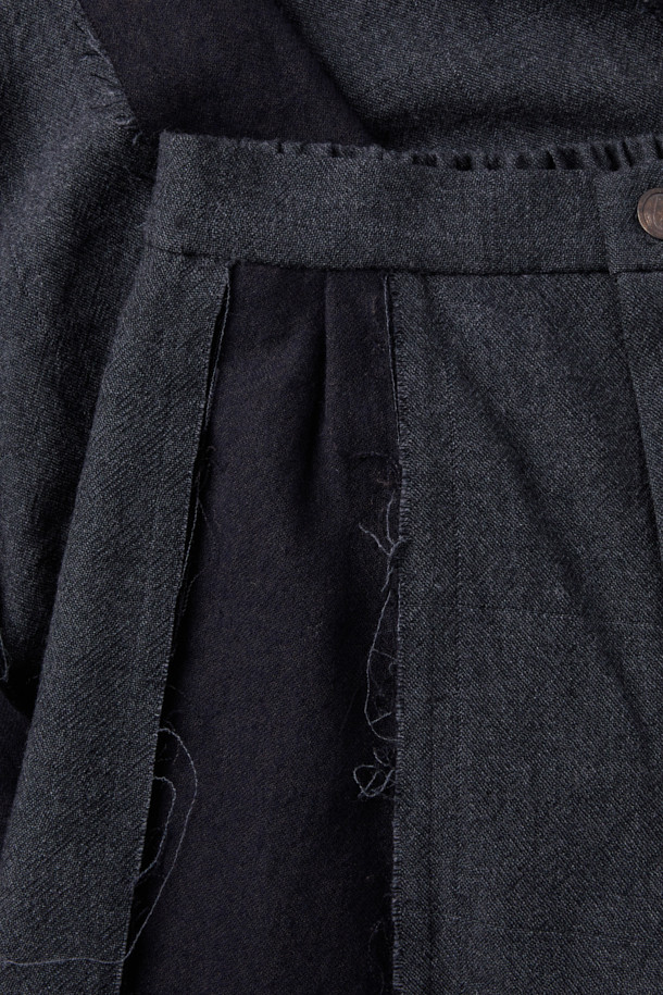 CHIAHUNG SU (치아홍 수) 핸드 우븐 & 다이드 로잉 패치드 트라우저는 모던한 스타일을 추구하는 분들을 위한 바지입니다. 유기농 울 100% 소재로 제작되었으며, 11번의 염색 공정을 거쳐 깊이 있는 블랙 컬러를 구현했습니다. 일본 아이치에서 개발된 원단을 사용하여 핸드위빙 기법으로 제작되었으며, 패치워크 디테일이 돋보이는 와이드 핏 바지입니다. 비즈니스 캐주얼 및 클래식, 미니멀 스타일을 즐겨 입는 분들에게 적합합니다.
