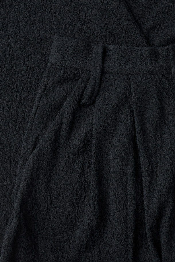 CHIAHUNG SU (치아홍 수) 핸드 우븐 & 다이드 와이드 하렘 트라우저를 소개합니다. 유기농 알파카 100% 소재로 제작되어 부드러운 착용감을 선사하며, 핸드 우븐 방식으로 섬세하게 짜여진 수공 니트 원단이 특징입니다. 다잉 기법으로 은은한 멋을 더했고, 자연스러운 주름 디테일이 우아한 분위기를 연출합니다. 와이드핏과 롱 기장으로 편안하면서도 세련된 스타일을 완성하며, 데이트룩, 모임룩, 비즈니스 캐주얼 등 다양한 TPO에 활용할 수 있습니다. 클래식, 미니멀, 시크 스타일을 즐기는 분들께 추천합니다.
