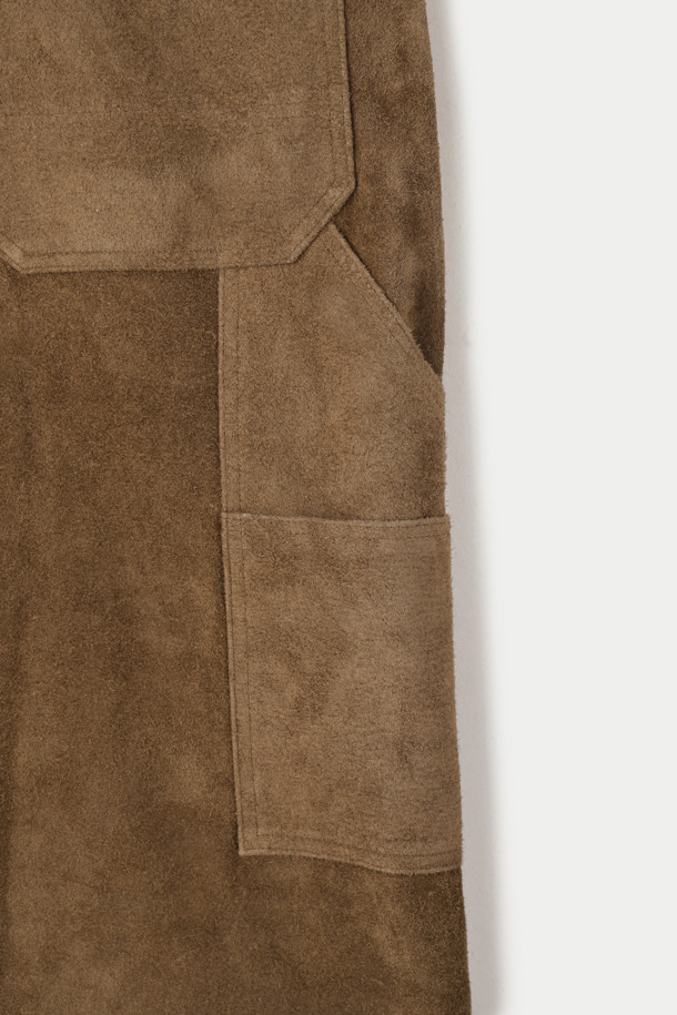 A 레더 카펜터 크롭 팬츠는 부드러운 소가죽 소재로 제작되어 편안한 착용감을 선사합니다. 워크웨어 스타일을 기반으로, 히메지 가공 가죽을 사용하여 고급스러운 질감을 더했습니다. 아시아 익스클루시브 리미티드 에디션으로 특별함을 더하며, 와이드 핏과 크롭 기장으로 트렌디한 스타일을 연출합니다. 데이트룩, 쇼핑룩 등 다양한 TPO에 클래식하고 미니멀한 무드를 더하여 활용하기 좋습니다.
