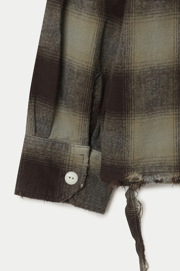 JIEDA 넬 데미지 체크 셔츠는 빈티지 무드를 자아내는 오버핏 체크 셔츠입니다. 블랙과 베이지 두 가지 색상으로 출시되었으며, 가을, 겨울에 데일리룩, 데이트룩, 가을 나들이룩 등 다양한 TPO에 활용하기 좋습니다. 면 소재로 제작되어 편안한 착용감을 제공하며, 긴 소매와 크롭 기장이 특징입니다. 데미지 디테일과 오버다잉 가공을 통해 빈티지 스타일을 강조했으며, 플랩 포켓과 프론트 포켓으로 실용성을 더했습니다. 캐주얼, 클래식, 레트로 스타일을 즐겨 입는 분들께 추천합니다.
