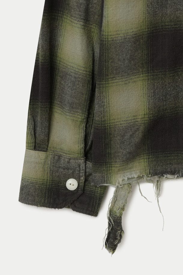 JIEDA 넬 데미지 체크 셔츠는 빈티지하고 캐주얼한 스타일을 연출하는 셔츠입니다. 블랙과 올리브 두 가지 색상으로 제공되며, 가을과 겨울 시즌에 적합합니다. 데미지 디테일과 오버다잉 가공으로 독특한 분위기를 더하며, 프론트 포켓과 플랩 버튼이 특징입니다. 루즈핏에 긴소매, 카라 디자인으로 편안하면서도 스타일리시하게 착용할 수 있습니다. 가을 나들이룩, 겨울 데일리룩, 동네 마실룩 등 다양한 TPO에 캐주얼, 클래식, 레트로 스타일로 활용하기 좋습니다.
