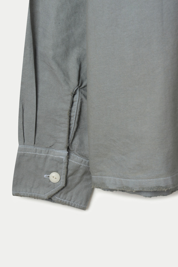 JIEDA(지에다) 피그먼트 페인팅 셔츠는 빈티지하면서도 캐주얼한 스타일을 즐기는 남성을 위한 셔츠입니다. 부드러운 면 소재에 피그먼트 가공 처리를 더해 자연스러운 컬러감과 편안한 착용감을 선사합니다. 은은한 페인팅 무늬가 돋보이며, 크롭 기장과 레귤러 핏으로 트렌디한 스타일을 연출합니다. 앞 포켓과 플랩 포켓, 데미지 디테일이 더해져 빈티지한 매력을 더하며, 봄, 가을 시즌에 활용하기 좋습니다. 가볍고 통기성이 우수하여 동네 마실룩, 카페룩, 봄 소풍룩 등 다양한 TPO에 맞춰 캐주얼하고 미니멀하게 스타일링할 수 있습니다.
