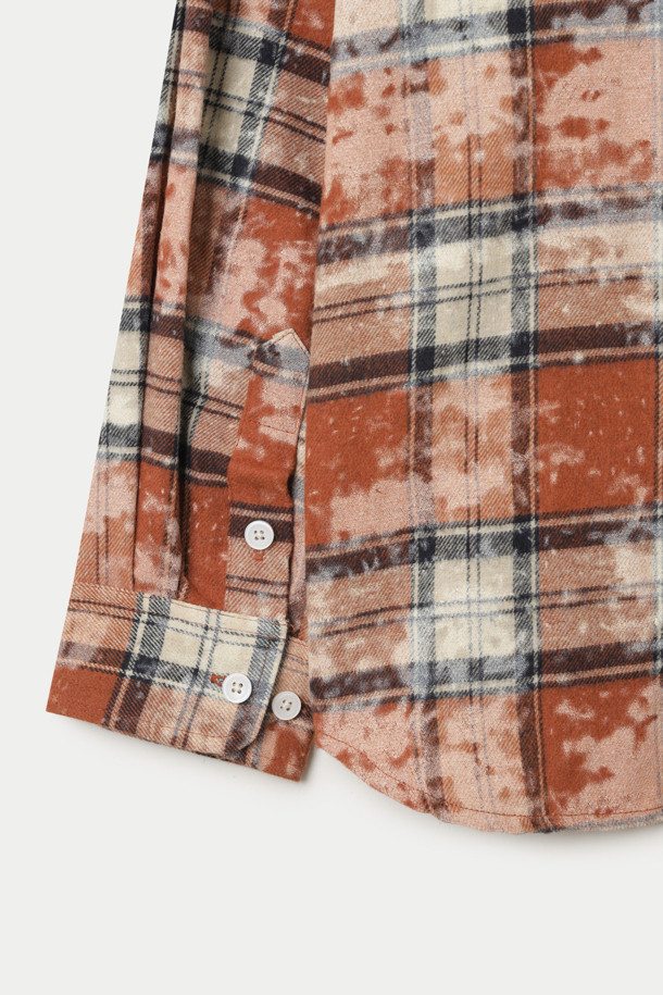 **우드버드 빈티지 워싱 셔츠**는 봄, 가을에 어울리는 긴소매 셔츠입니다. 오렌지, 그레이 컬러의 체크 패턴과 루즈핏 디자인으로 빈티지하고 캐주얼한 스타일을 연출합니다. 칼라 넥 라인과 버튼업 프론트 여밈, 커프스 버튼, 가슴 포켓 등의 특징이 있습니다. 데이트룩, 카페룩과 같은 TPO에 어울리며, 캐주얼, 클래식, 미니멀 스타일을 즐겨 입는 분들께 추천합니다. 면 소재로 제작되어 편안한 착용감을 선사합니다.
