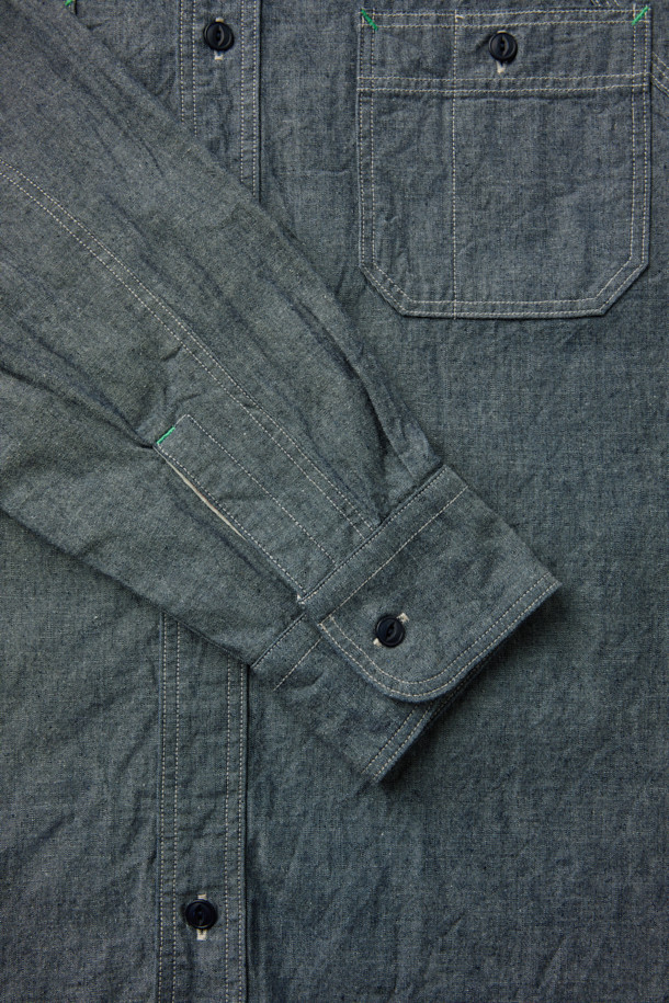 나이젤 카본(Nigel Cabourn) 메디컬 셔츠는 클래식과 밀리터리 스타일을 결합한 남성용 셔츠입니다. 그레이 및 블루 컬러로 출시되었으며, 봄, 가을에 착용하기 좋습니다. 고밀도 셀비지 데님 소재로 제작되어 뻣뻣한 촉감과 두꺼운 두께감을 자랑하며, 이중 구조 디자인과 암홀 통기성을 통해 활동성을 높였습니다. 차이나 칼라에 레귤러 핏으로 제작되었으며, 가슴 포켓 2개와 캣츠아이 버튼으로 포인트를 주어 워크웨어, 미니멀, 클래식 스타일을 연출하기 좋습니다. 출근룩, 비즈니스 캐주얼, 모임룩 등 다양한 TPO에 활용할 수 있습니다.
