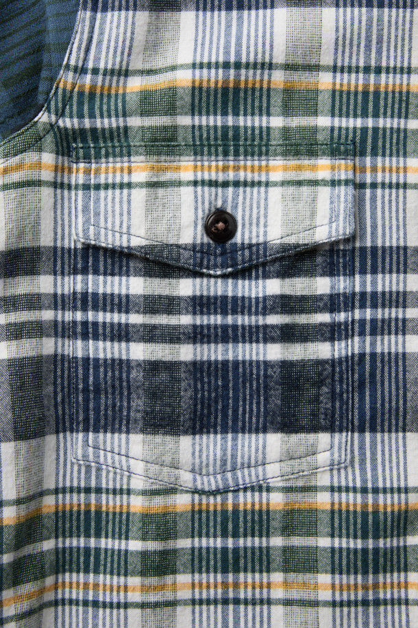 나이젤 카본 X 오리지널 마드라스 워크 셔츠는 클래식과 워크웨어 스타일을 결합한 상의입니다. 다양한 색상의 패치워크 패턴이 돋보이며, 비즈니스 캐주얼 및 캐주얼 스타일 모두에 잘 어울립니다. 레귤러핏으로 제작되어 편안한 착용감을 제공하며, 친 스트랩과 패치 포켓 디테일이 특징입니다. 면 소재로 제작되어 쾌적하며, 카라 디자인으로 깔끔한 인상을 줍니다.
