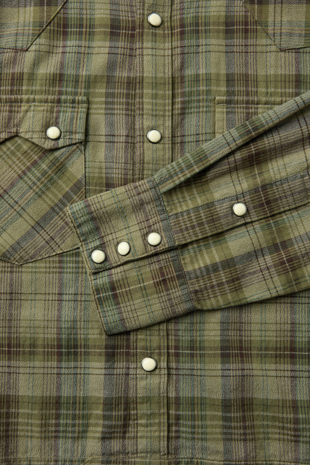 NIGEL CABOURN (나이젤 카본) X ORIGINAL MADRAS (오리지널 마드라스) 웨스턴 셔츠는 웨스턴 스타일을 기반으로 한 상의입니다. 슬림핏으로 디자인되었으며, 화이트 컬러의 면 소재로 제작되었습니다. 패치 포켓과 비조 디테일이 특징이며, 클래식, 미니멀, 캐주얼 스타일을 연출하기 좋습니다. 숏 기장의 웨스턴 셔츠로 다양한 하의와 매치하여 개성 있는 스타일을 완성할 수 있습니다.
