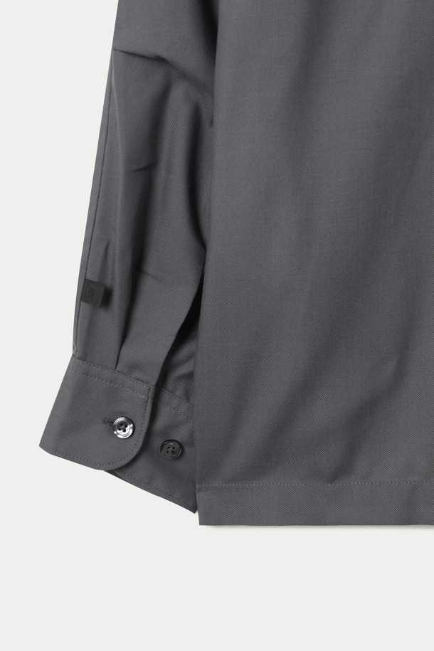 다이와 피어 39 테크 스포츠 오픈 칼라 셔츠는 남성용 오픈 칼라 셔츠입니다. 봄, 여름 시즌에 적합하며, 그레이 컬러의 무지 디자인으로 스포티하고 밀리터리한 스타일을 연출합니다. 루즈 핏에 얇은 두께감과 부드러운 촉감의 폴리에스테르 소재로 제작되어 통기성과 흡습성이 뛰어납니다. 

여행룩과 휴가룩에 어울리며, 미니멀하고 워크웨어적인 느낌을 더합니다. 멀티 포켓 디자인, 선글라스 홀더, 곡선형 플랩 포켓, 내부 좌우 비대칭 포켓 구성 등 실용적인 디테일이 돋보입니다.
