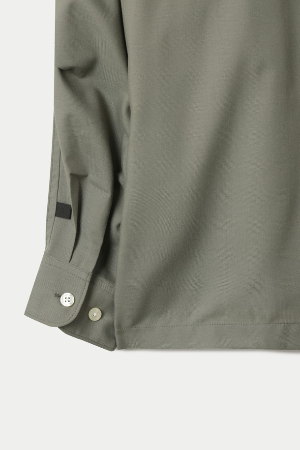 다이와 피어 39 테크 스포츠 오픈 칼라 셔츠는 남성용 셔츠로, 밀리터리 및 스포티 스타일을 결합했습니다. 봄, 여름 시즌에 적합하며, 카키 및 올리브 두 가지 색상으로 제공됩니다. 루즈핏의 긴소매 셔츠로, 오픈 칼라 디자인과 얇고 부드러운 폴리에스테르 소재가 특징입니다. 통기성과 흡습 기능이 있어 활동적인 날에도 쾌적함을 유지하며, 곡선형 플랩 포켓, 멀티 포켓, 선글라스 홀더 등의 디테일이 실용성을 더합니다. 여행, 휴가, 캠핑 등 다양한 상황에서 캐주얼, 스포티, 워크웨어 스타일을 연출할 수 있습니다.
