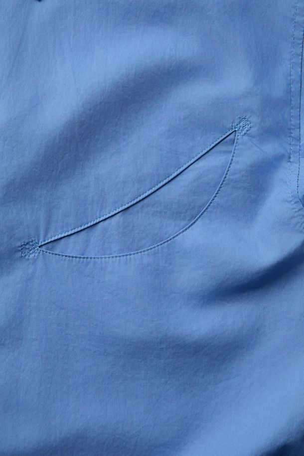 MIDTHINGS(미드띵스) 셔츠는 부드러운 촉감의 오가닉 코튼 소재로 제작되어 편안한 착용감을 선사합니다. 블루 컬러의 무지 디자인에, 반소매 크롭 기장으로 시원하고 미니멀한 스타일을 연출합니다. 루즈핏 실루엣과 초승달 모티브 포켓, 랜덤 스티치 디테일이 돋보이며, 데이트룩과 여행룩, 캐주얼 및 클래식 스타일 모두에 잘 어울립니다. 봄, 여름 시즌에 활용하기 좋은 얇은 두께의 셔츠입니다.
