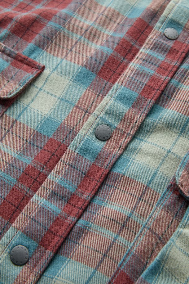 **NANGA (난가) 페이드 타탄 체크 캠프 셔츠**는 남성을 위한 캐주얼 스타일의 캠프 셔츠입니다. 봄, 가을에 적합하며, 중간 두께감으로 제작되었습니다. 레드와 민트 두 가지 색상으로 제공되며, 일상 및 캠핑 활동에 적합합니다. 면과 폴리에스터 혼방 소재로 제작되었으며, 레귤러 핏과 긴 소매 기장을 갖추었습니다. 가슴 포켓 2개, 허리 포켓 2개와 자수 로고 디테일이 있으며, 스냅 버튼 여밈 방식으로 편의성을 더했습니다.
