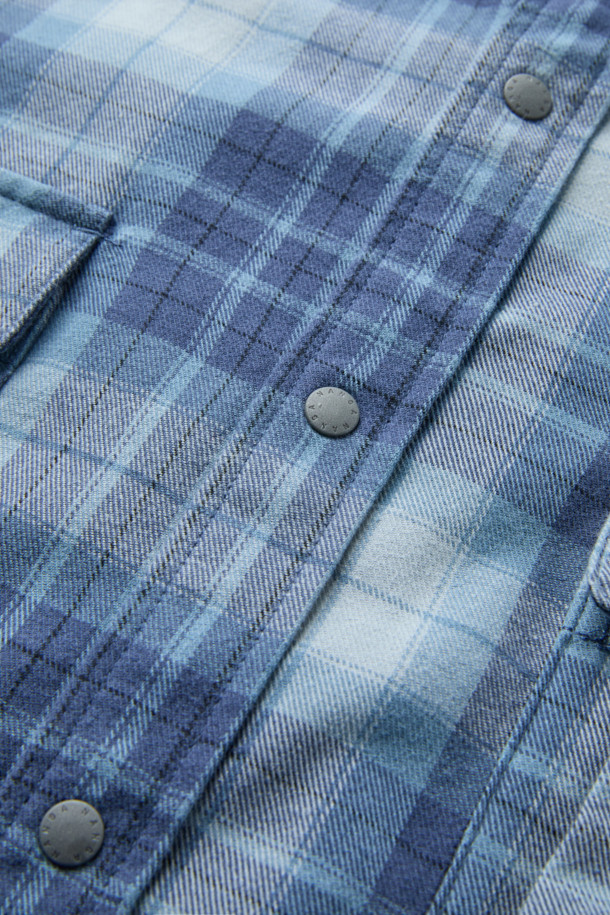 NANGA(난가) 페이드 타탄 체크 캠프 셔츠는 남성용 상의입니다. 봄, 가을에 어울리는 레귤러 핏의 캐주얼 셔츠로, 일상과 캠핑 모두 소화 가능한 활용성을 자랑합니다. 블루 컬러의 면, 폴리에스터 혼방 소재로 제작되었으며, 적당한 두께감과 부드러운 촉감을 제공합니다. 체크 패턴과 긴 소매, 버튼다운 네크라인, 스냅 버튼 여밈 방식이 특징이며, 가슴과 허리 부분에 4개의 포켓, 왼쪽 엉덩이 포켓의 자수 로고, 페이드 워싱 처리가 돋보입니다. 캠핑룩, 여행룩, 캐주얼, 클래식, 미니멀 스타일을 즐기는 분들께 추천합니다.
