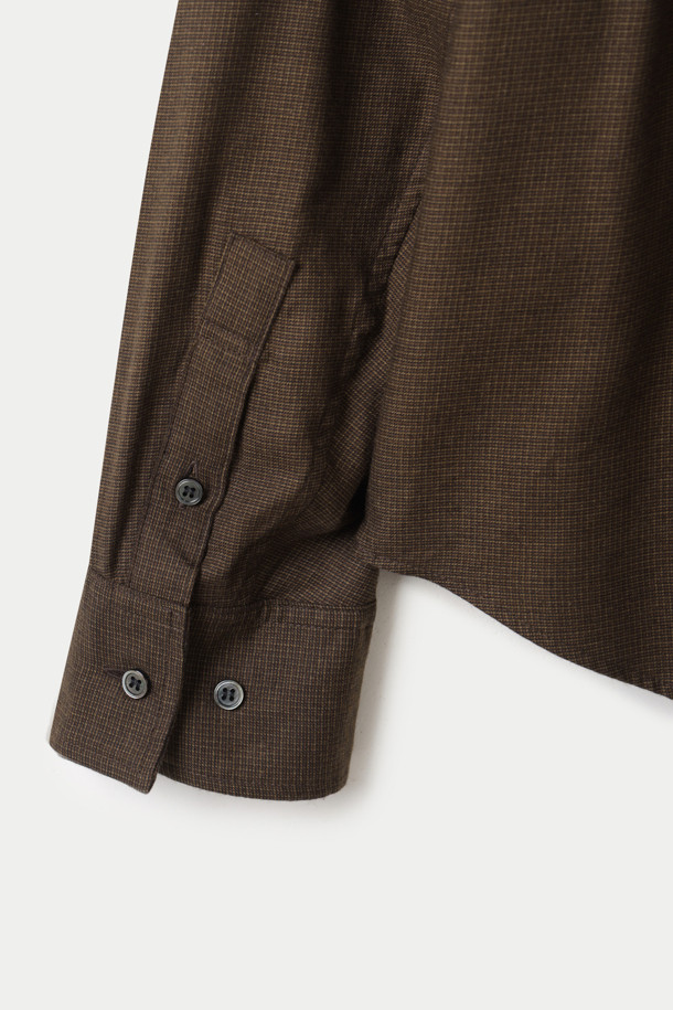 NVRFRGT(엔브이알에프알지티) 플레이드 롱 슬리브 셔츠는 가을, 겨울 시즌에 어울리는 미니멀 스타일의 셔츠입니다. 부드러운 코튼과 텐셀 혼방 소재로 제작되어 편안한 착용감을 선사하며, 브라운 컬러의 체크 패턴으로 포인트를 더했습니다. 변형 스플릿 래글런 슬리브와 프론트 패널 안쪽 3개의 포켓, 소매 버튼 조절 기능, 천연 자개 단추, 미세 기모 처리 등 섬세한 디테일이 돋보입니다. 가을 나들이룩이나 겨울 데일리룩에 클래식하고 캐주얼하게 매치하기 좋은 아이템입니다.
