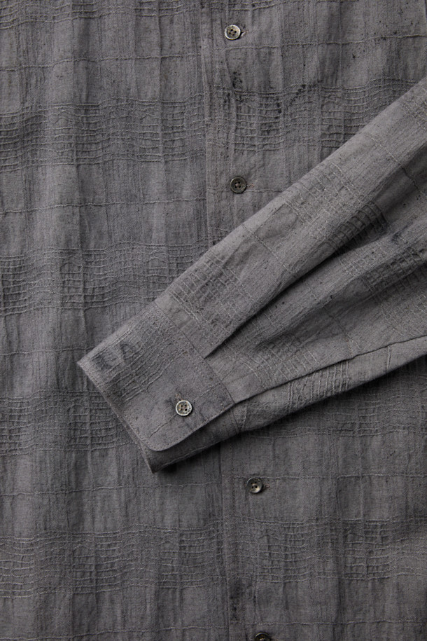 CHIAHUNG SU (치아훙 수) 핸드 우븐 다이드 일롱게이티드 셔츠는 봄, 여름 시즌에 어울리는 롱 기장의 셔츠입니다. 오가닉 린넨 100% 소재로 제작되어 얇고 시원하며, 루즈핏으로 편안한 착용감을 선사합니다. 차이나 칼라와 긴 소매가 특징이며, 핸드위빙 기법과 핸드다잉 기법으로 섬세하게 제작되었습니다. 석류껍질과 블러드 우드 나무껍질을 사용한 타이다이 염색과 아타야족의 전통 직조 기술이 돋보이는 모던하고 미니멀한 디자인의 제품입니다. 여행룩, 휴가룩, 리조트룩 등 다양한 TPO에 에스닉하고 클래식한 스타일을 더해줍니다.
