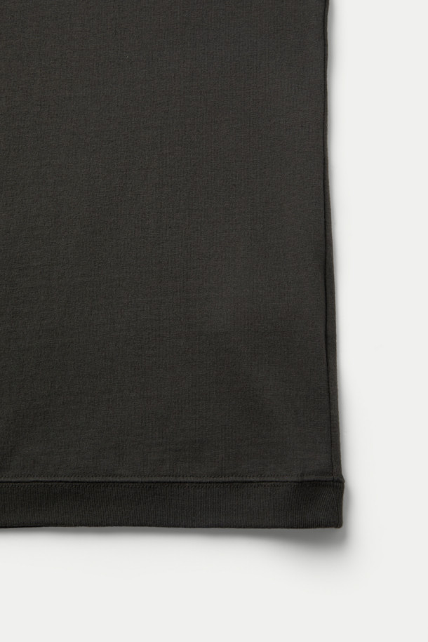 F/CE(에프씨이) 히든 아이덴티티 BY M.ENOMOTO 롱슬리브 티셔츠입니다. 블랙 컬러의 오버핏 롱슬리브 티셔츠로, 봄, 가을 계절에 적합합니다. 소매 프린팅과 시보리 마감, 빈티지한 마감이 특징이며, 넓은 넥라인과 드롭 숄더 디자인으로 편안한 착용감을 선사합니다. 리사이클 코튼 소재로 제작되어 거친 촉감을 느낄 수 있으며, 스트릿, 캐주얼, 시티보이 스타일을 연출하기 좋습니다. M.ENOMOTO와의 콜라보레이션을 통해 유니크한 디자인을 더했습니다.
