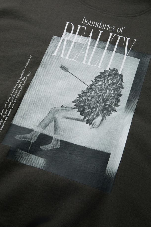 F/CE (에프씨이) 히든 아이덴티티 BY M.ENOMOTO 후디는 빈티지 무드의 프린트 가공이 돋보이는 후드티셔츠입니다. 재활용 면 소재를 사용하여 편안한 착용감을 제공하며, 안감에는 메쉬 원단을 덧대어 통기성을 높였습니다. 오버핏과 드롭숄더 디자인으로 스트릿, 캐주얼 스타일을 연출하기 좋으며, 가을, 겨울철 데일리룩, 집콕룩, 산책룩에 활용하기 좋습니다. 블랙 컬러의 긴소매 후디로 다양한 스타일링에 활용할 수 있습니다.
