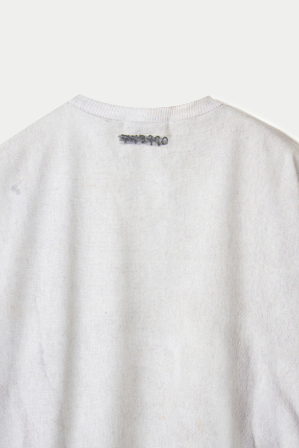 TOLQ(톨크) 트롱프뢰유 스웻 셔츠는 빈티지하고 캐주얼한 스타일을 추구하는 남성 고객을 위한 상의입니다. 1980년대 미 해군 스웨트셔츠를 복각하여 리버스 위브 스타일과 빈티지 스웨트의 리브 구조를 재현했으며, 두꺼운 두께감과 부드러운 플리스 안감으로 따뜻한 착용감을 제공합니다. 화이트와 블루 두 가지 색상으로 출시되었으며, 루즈핏의 라운드넥 디자인으로 편안하게 착용 가능합니다. 승화 프린트 방식으로 표현된 독특한 패턴과 로고 디테일이 돋보이며, "동네 마실룩", "집콕룩", "겨울 데일리룩" 등 다양한 TPO에 활용하기 좋습니다.
