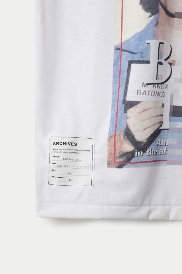 TOLQ(톨크) 트롱프뢰유 모자이크 티셔츠는 영화 Natural Born Killers의 무비 포토를 활용한 프린팅이 돋보이는 스트릿 스타일의 티셔츠입니다. 봄, 여름 시즌에 적합하며, 얇은 두께감의 폴리에스테르 소재로 제작되어 가볍고 편안한 착용감을 선사합니다. 남녀 모두 착용 가능한 레귤러핏의 라운드넥 반소매 티셔츠로, 여행룩이나 휴가룩에 개성 있는 포인트를 더해줍니다. 모자이크 패턴과 크롭 기장이 트렌디한 감각을 더하여 캐주얼, 미니멀 스타일 연출에도 활용하기 좋습니다.
