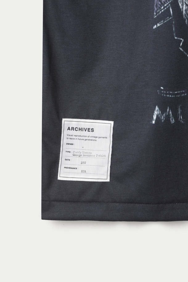 TOLQ(톨크) 트롱프뢰유 스크래치 티셔츠는 빈티지 스타일을 현대적으로 재해석한 남성용 티셔츠입니다. 블랙 컬러의 레귤러핏 반소매 티셔츠로, 얇고 부드러운 폴리에스테르 소재를 사용하여 편안한 착용감을 선사합니다. 빈티지 프린트와 스크래치 패턴이 돋보이며, 특히 1992년 Gear.ink사의 공식 굿즈를 복원하여 소장 가치를 높였습니다. 조지 데비드슨과의 협업, 머디 워터스 프린팅을 통해 스트리트, 캐주얼, 레트로 무드를 연출합니다. 라운드넥 디자인으로 어떤 스타일에도 자연스럽게 매치할 수 있습니다.
