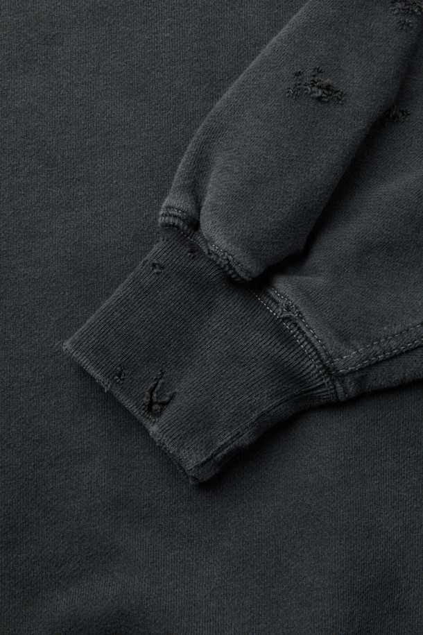 JIEDA (지에다) 버지니아 데미지 스웻 셔츠는 남성용 스웻셔츠입니다. 그레이 컬러의 면 소재로 제작되었으며, 봄, 가을에 착용하기 좋습니다. 캐주얼, 스트릿 스타일을 연출하기 좋으며, 레귤러 핏과 박시한 핏으로 편안하게 착용할 수 있습니다. 라운드넥, 긴 소매 디자인에 두꺼운 두께감으로 제작되었으며, 부드러운 촉감을 느낄 수 있습니다. 피그먼트 가공과 자연스러운 에이징 처리, VIRGINIA 와펜, 데미지 디테일이 특징입니다. 캠핑룩, 산책룩, 캐주얼, 스트리트, 미니멀 스타일 연출에 활용해보세요.
